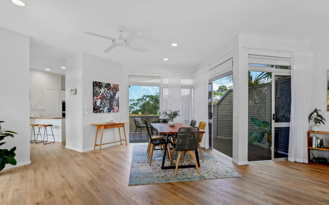 A Tropical Family Oasis in Sunshine Beach