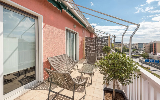 Traveler's Dream 4 brdm Renovated Penthouse