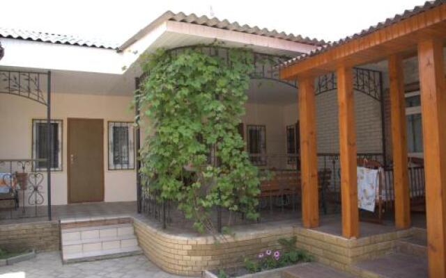 Гостиница Galina Guesthouse Украина, Бердянск - отзывы, цены и фото номеров - забронировать гостиницу Galina Guesthouse онлайн вид на фасад