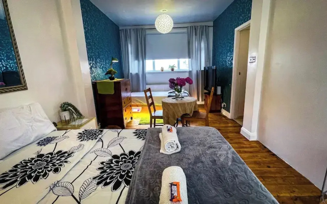 Lovely Flat Near Train Station and Central London