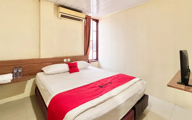RedDoorz Syariah @ D’Niel Homestay Mandala