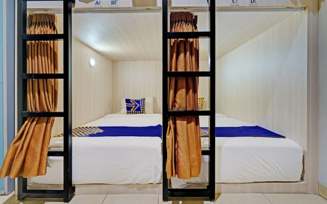 SPOT ON 92975 Aria Hostel Capsul Cihampelas