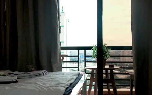 Greenbelt w/balcony Park view. Service.Location
