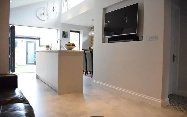 Modern Family Home Near Wimbledon With Garden