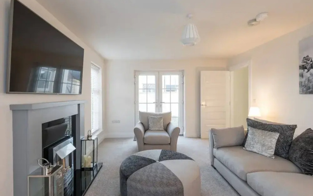 Stylish & Modern 3 Bedroom Home