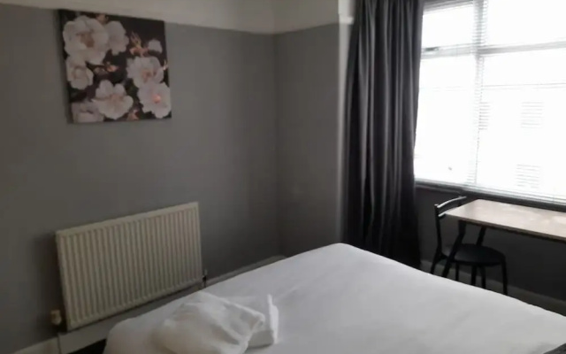 Bright 4-bed House 15 min to Manchester Centre