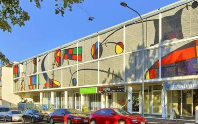 Апартаменты The Miro Apartments вид на фасад