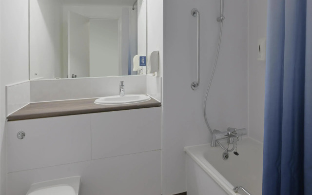 Travelodge Bristol Severn View M48