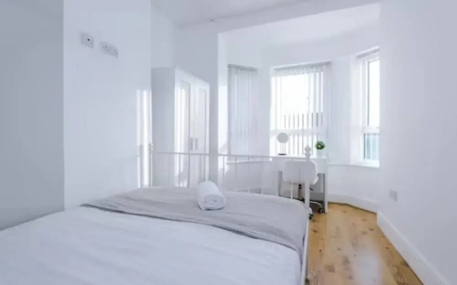 Spacious 4-Bed House Manchester