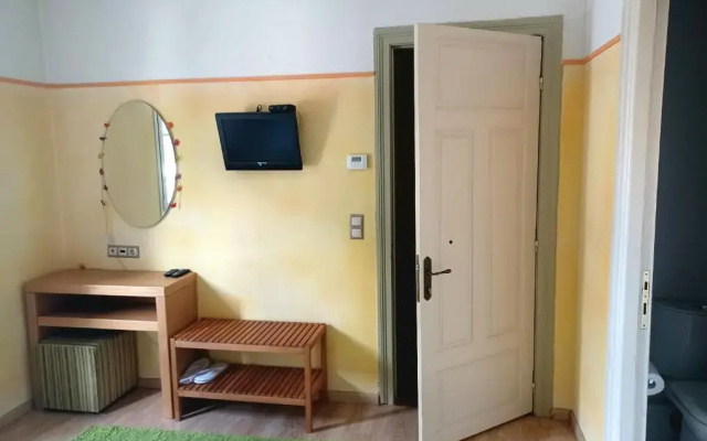 Room "honeybee" in a neoclasical house