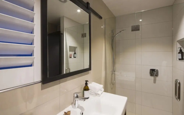 21 Lakefront by Touch of Spice