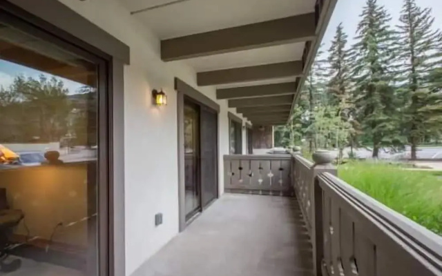 Villa Cortina with Easy Access to Gondola by RedAwning