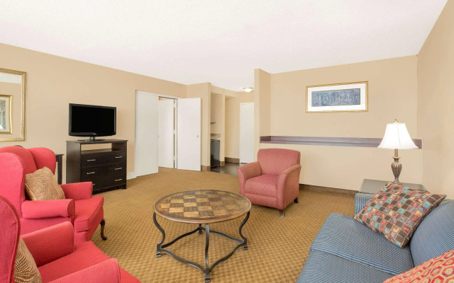 Ramada Plaza by Wyndham Fayetteville Fort Bragg Area