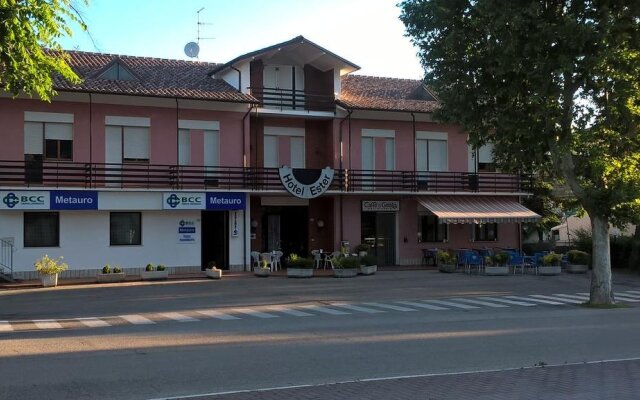 Отель Albergo Ester di Fossi Laura вид на фасад