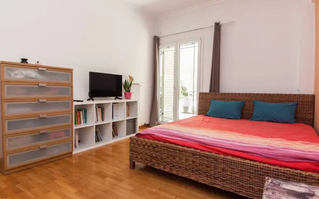 Modern 2 Bd Kipseli Hideaway Patio Apt