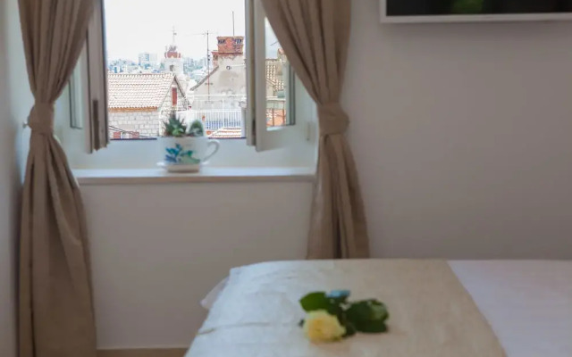 Summer Lounge Apartments