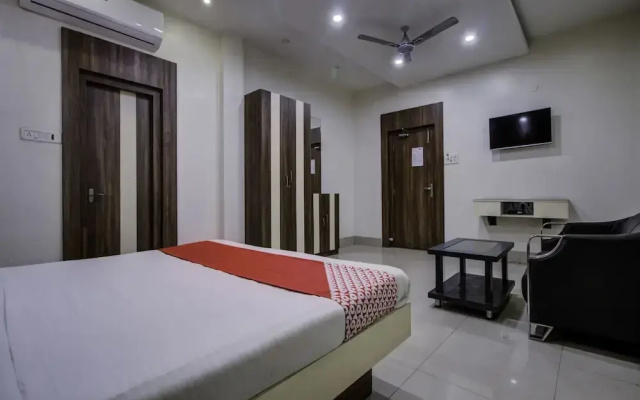 OYO 22530 Savoy Hotel