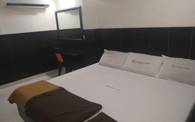 Iroomz Hotel Adhikar