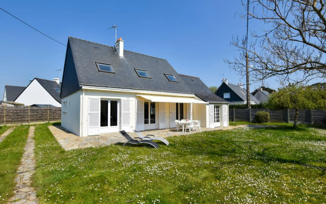 Serene Holiday Home in Pénestin, 300m from the beach