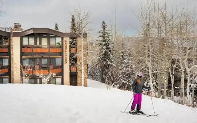 Laurelwood Condominiums Studio Premier Unit 205
