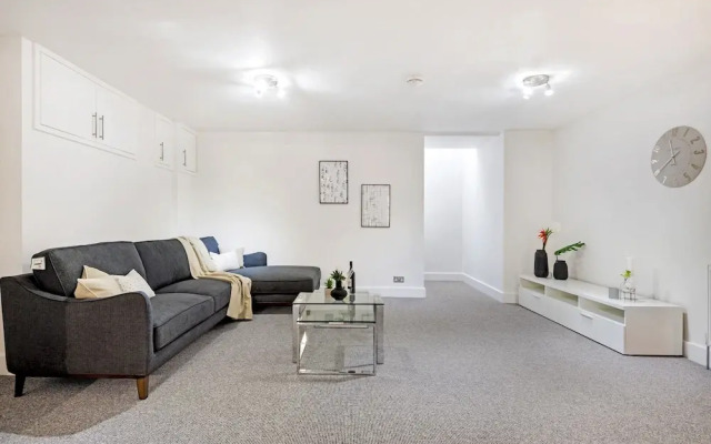 Modern Kensal Green Apartment