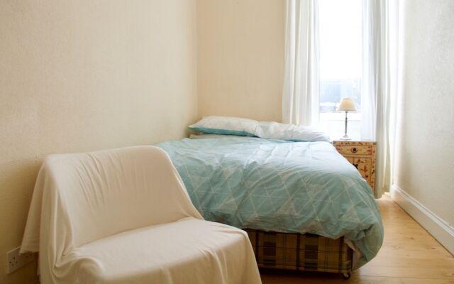 Отель 1 Bedroom Flat In Roseburn Эдинбург комната для гостей