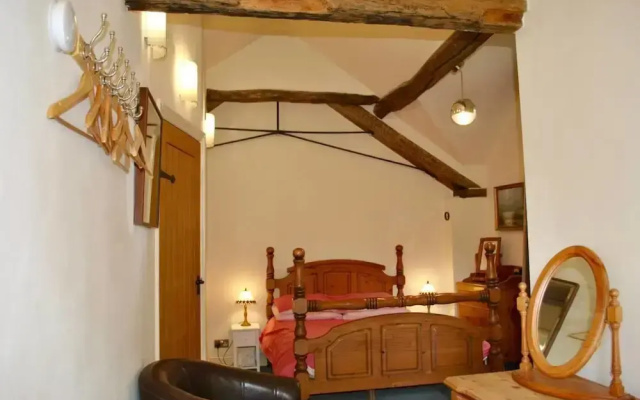 Squirrel Barn. Hi-spec. Hot tub & Wifi. Sleeps 14