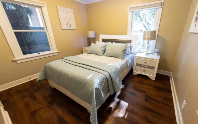 QUAINT UPDATED 2-BEDROOM HOUSE IN GLENDALE (p2)