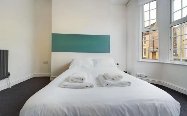 Contemporary 4BD Home nr Liverpool City Centre