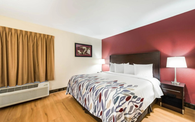 Econo Lodge Inn & Suites