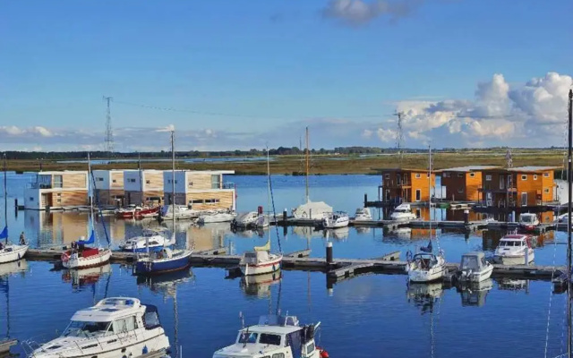 Hausboot in Kroeslin am Bodden