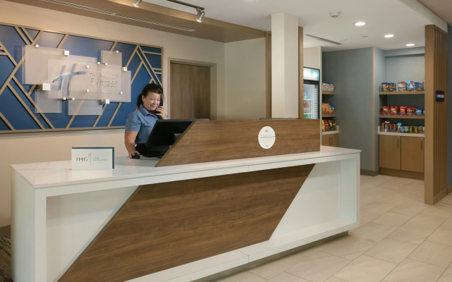 Holiday Inn Express & Suites Williamstown - Glassboro