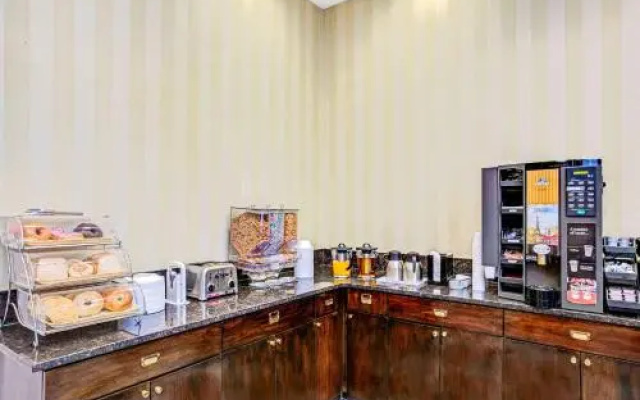 Hillcrest Hotel Near JFK Airtrain