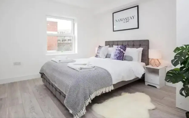Spacious 1 bed Flat With View