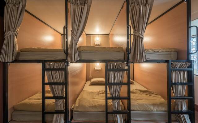 Snoozzze Hostel Бангкок вид на фасад