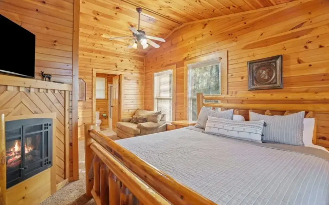 Stunning Mountain Cabin w Hot tub