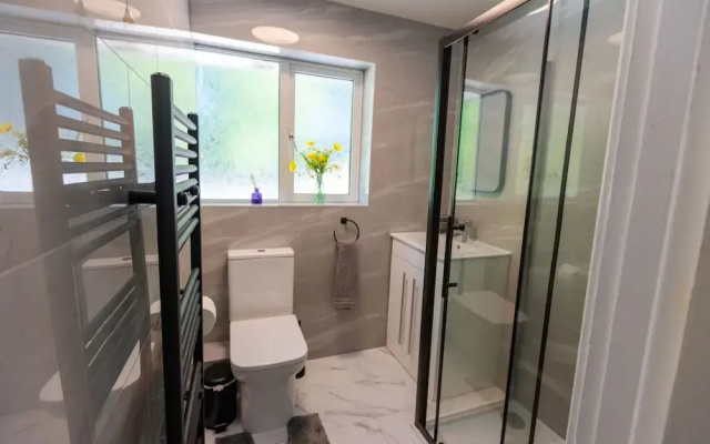 House - Sleeps 8 - Parking - Garden