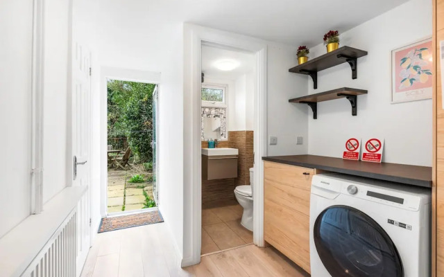 Central Horsham 5BR Home Parking Pets Allowed
