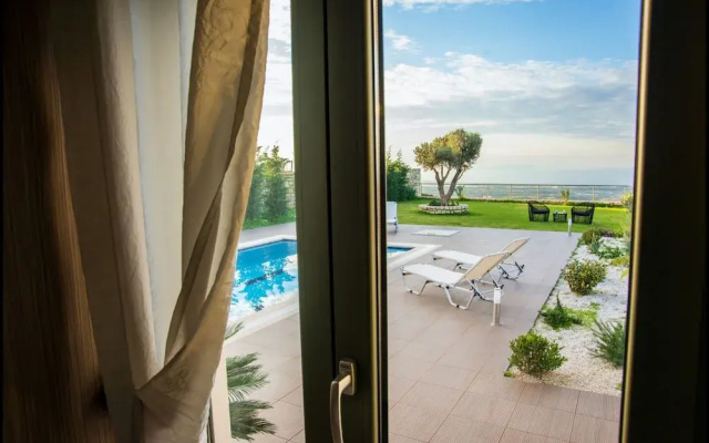 "villa Horizon - Elegance & Privacy With Scenic Views - Extended Pool"