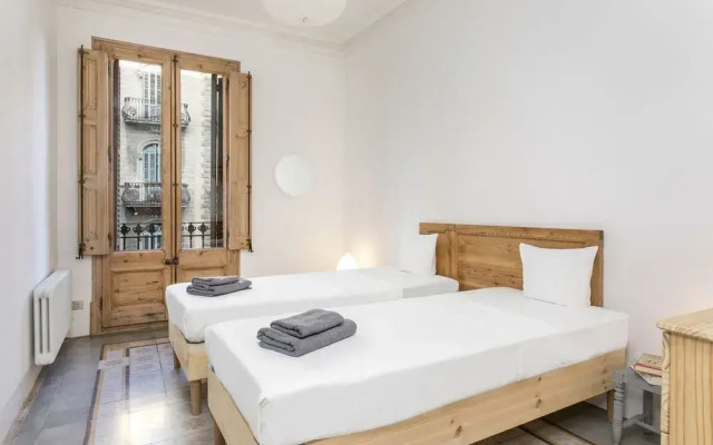 Spacious and luminous flat with balcony