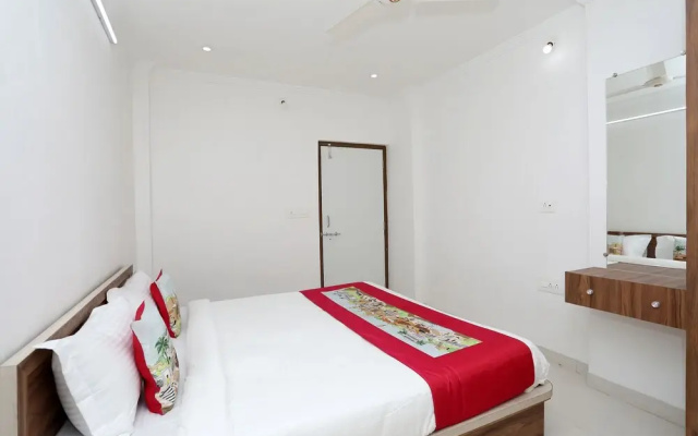 OYO 10066 Home Modern 3BHK Gulab Bagh