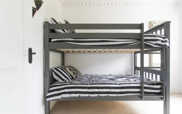 London Apartment- 4 Bedrooms-garden and Parking