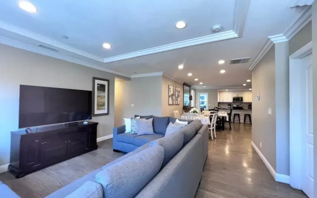Stunning 8 bedroom 6 bathroom Pool Home