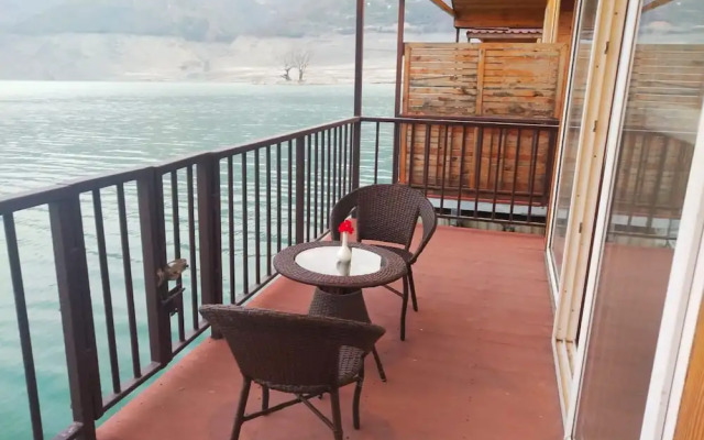 Le Roi Floating Huts & Eco Rooms