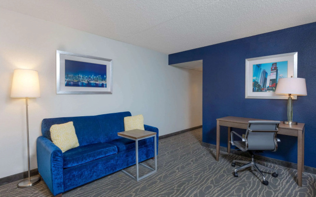 La Quinta Inn & Suites by Wyndham Secaucus Meadowlands