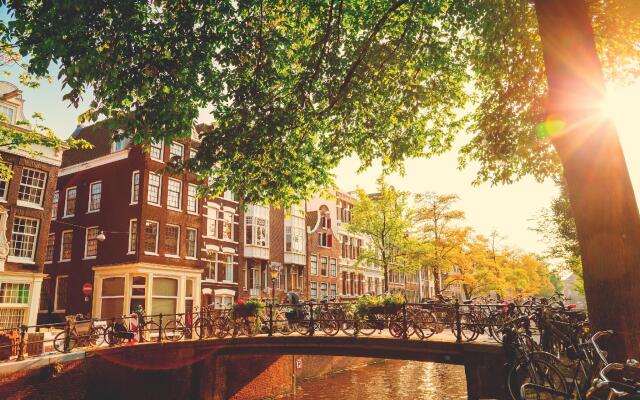 Отель Flying Pigs Downtown Hostel Amsterdam Нидерланды, Амстердам - 1 отзыв об отеле, цены и фото номеров - забронировать отель Flying Pigs Downtown Hostel Amsterdam онлайн вид на фасад