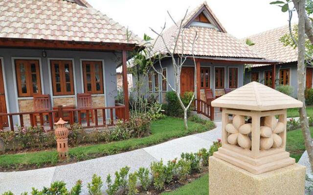 Отель Chalong Villa Resort and Spa Таиланд, Бухта Чалонг - отзывы, цены и фото номеров - забронировать отель Chalong Villa Resort and Spa онлайн вид на фасад