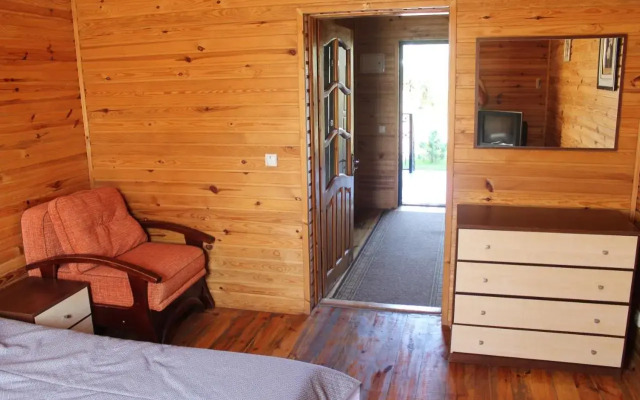 Hotel-complex Mizh Triokh Ozer