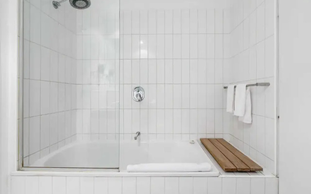 Beautiful 2BR APT With Balcony, Pool and Gym