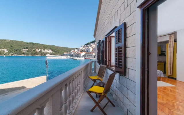 Stunning Home in Pucisca With 3 Bedrooms and Wifi